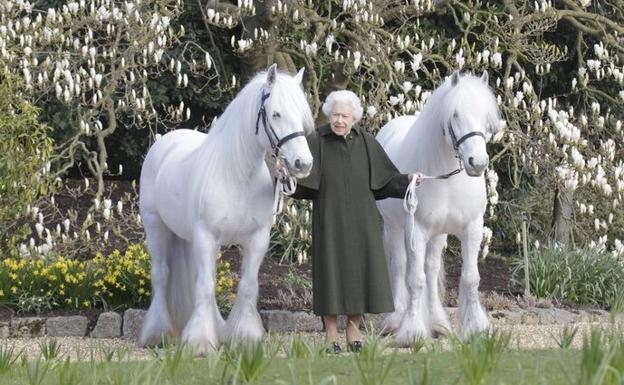 La Reina Isabel en su 96 cumpleaños con sus ponis. 