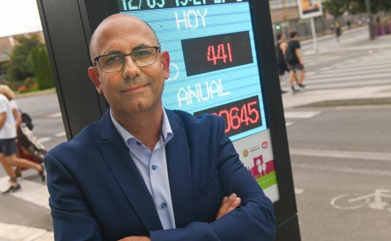 Luis Vélez, concejal de Movilidad y Espacio Urbano de Valladolid, en el carril bici de Isabel La Católica.