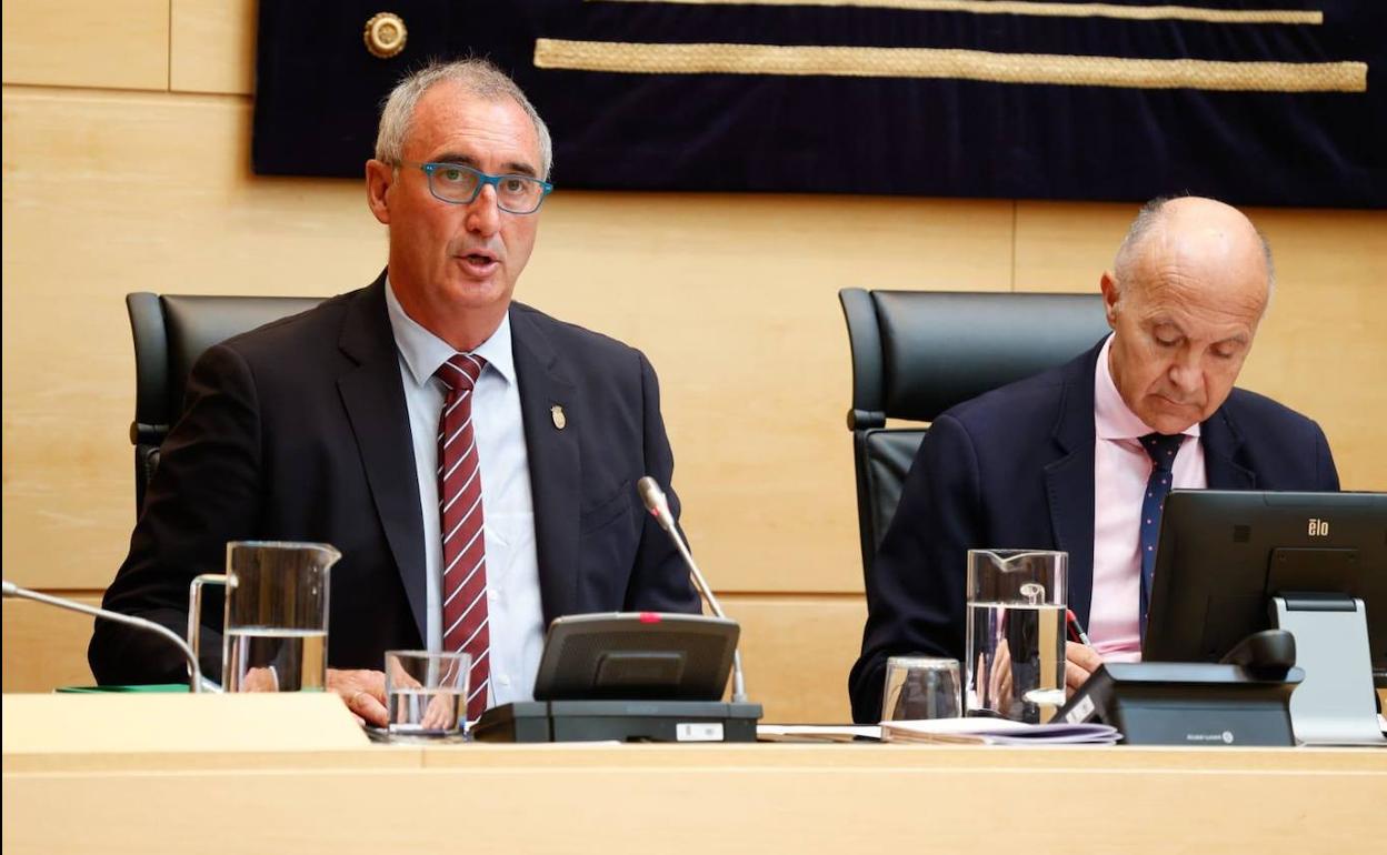 José Mazarías (i), durante su comparecencia. 