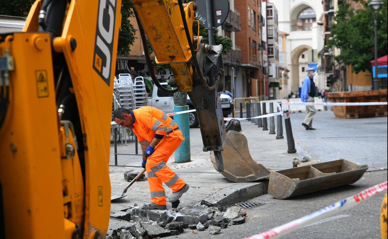 Imagen de archivo de una calle cortada por obras. 