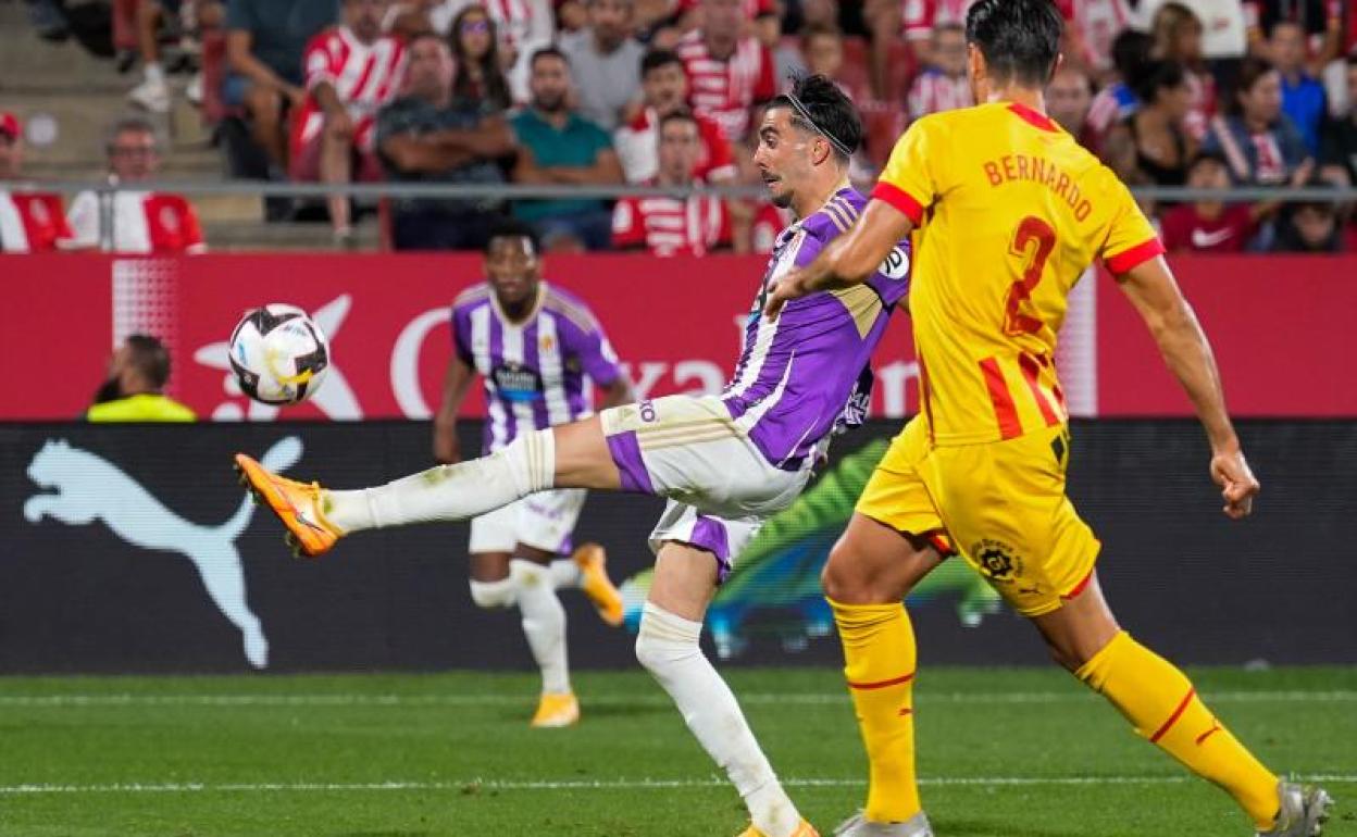 Kike Pérez controla el balón ante Bernardo durante el último Girona-Real Valladolid