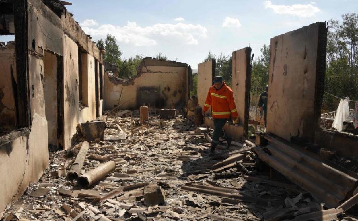 Los bomberos examinan las ruinas de una casa bombardeada por Azerbaiyán en la ciudad armenia de Sotk.