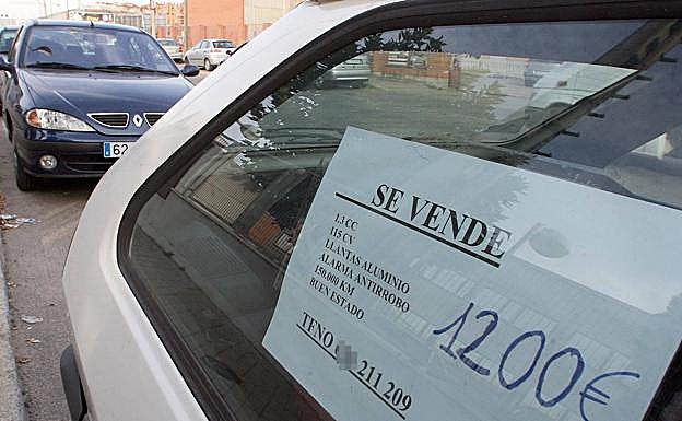 La DGT advierte que colocar el cartel 'se vende' en el coche puede salirte caro 