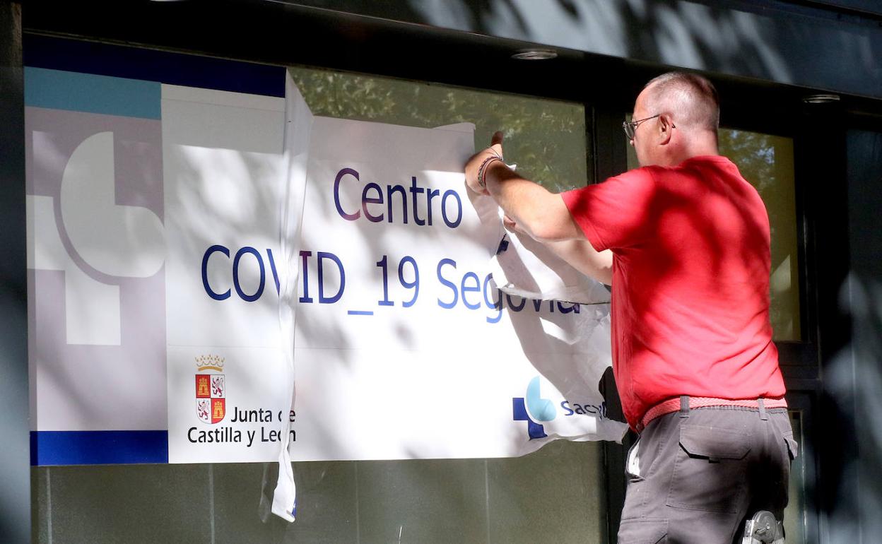 Retirada de la cartelería de centro covid del local que será centro psiquiátrico de Segovia.