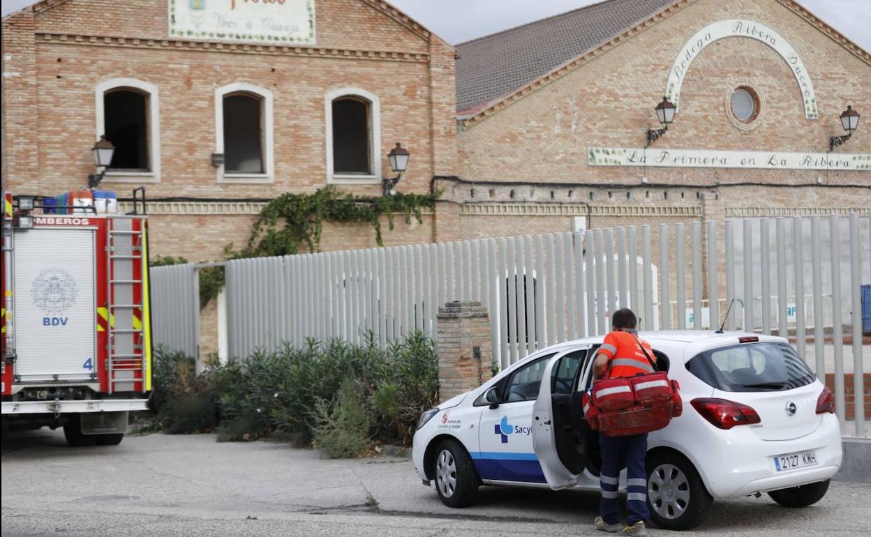 Bomberos y personal sanitario, este miércoles por la tarde en el lugar de los hechos.