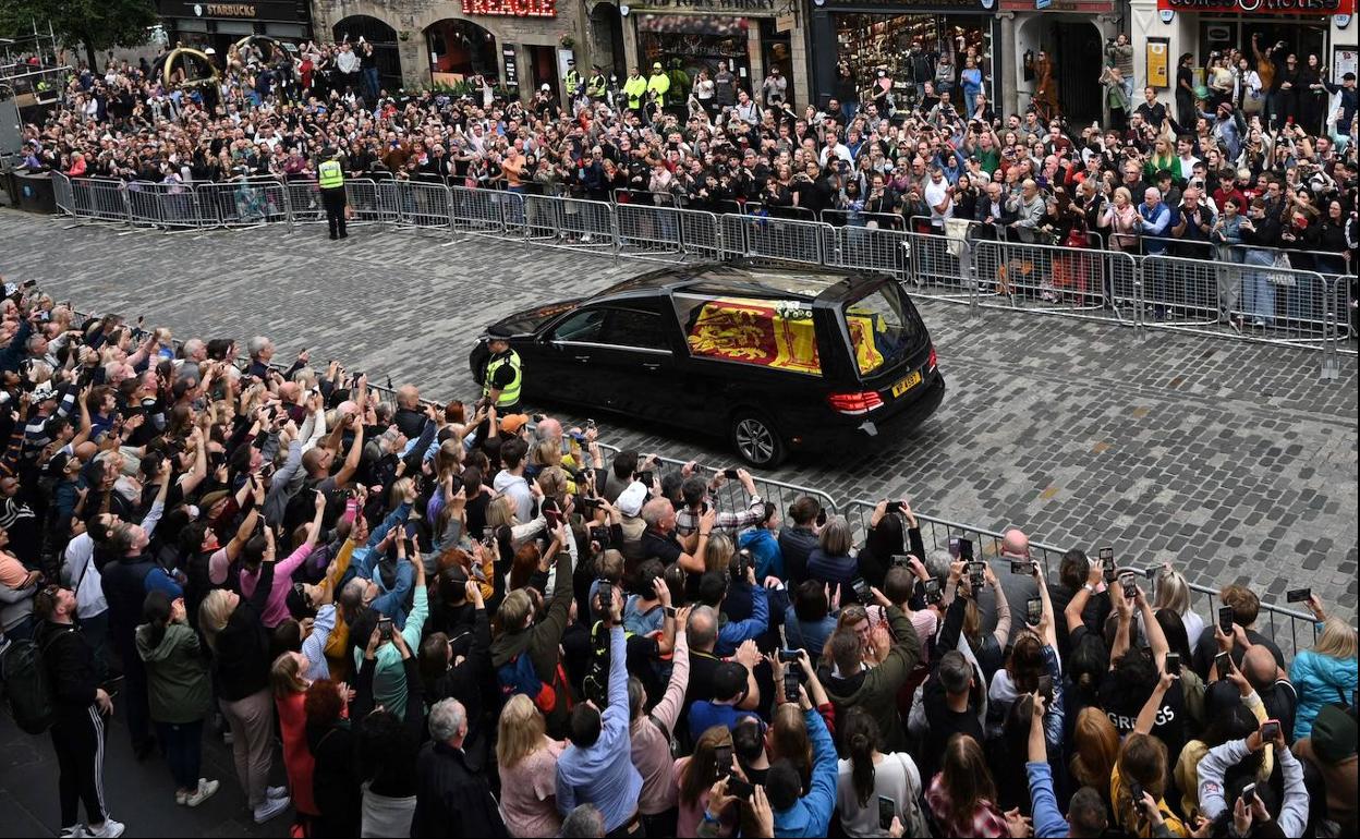 Traslado del cuerpo de Isabel II por las calles de Edimburgo. 