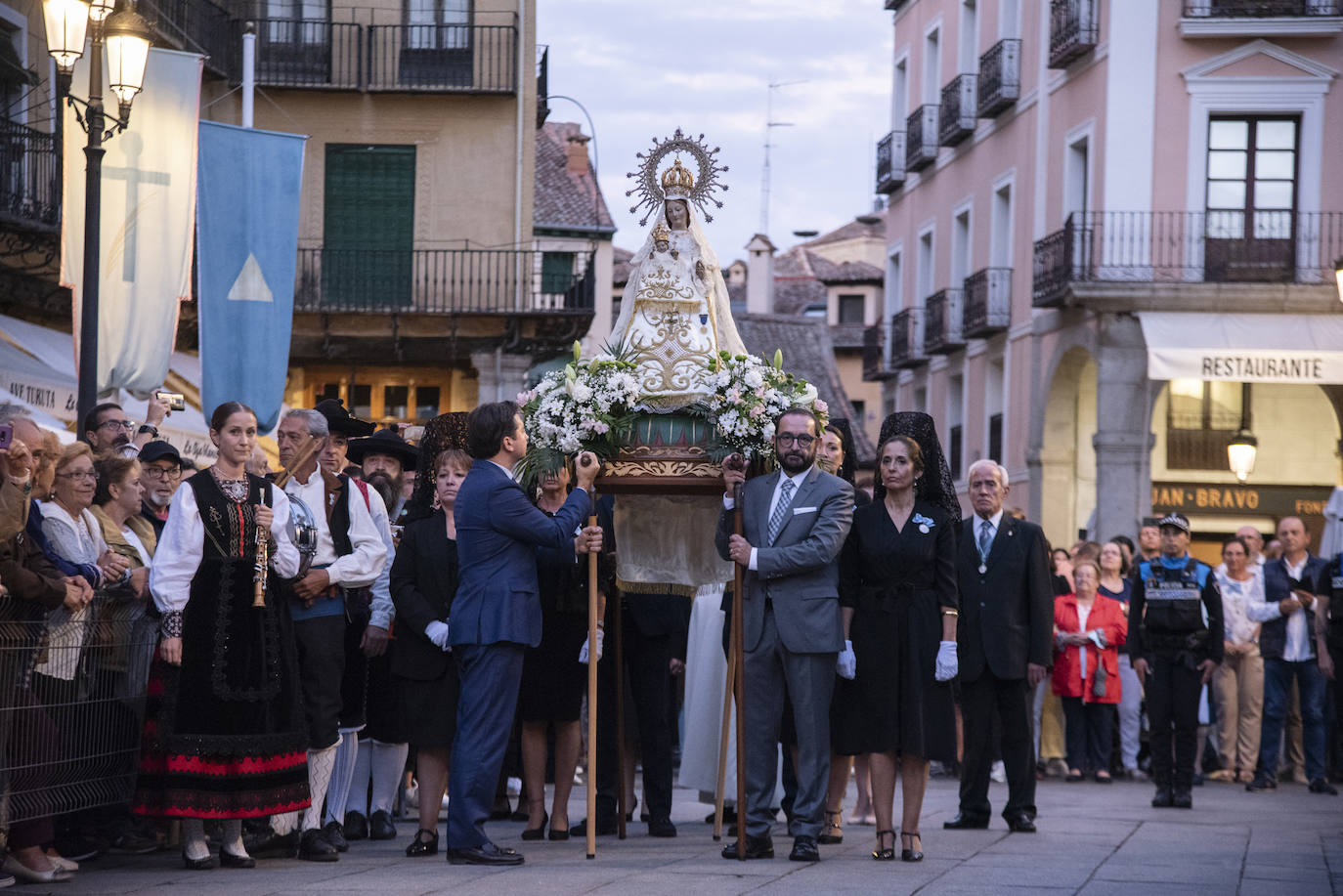 Subida de la patrona de la ciudad a la Catedral de Segovia.