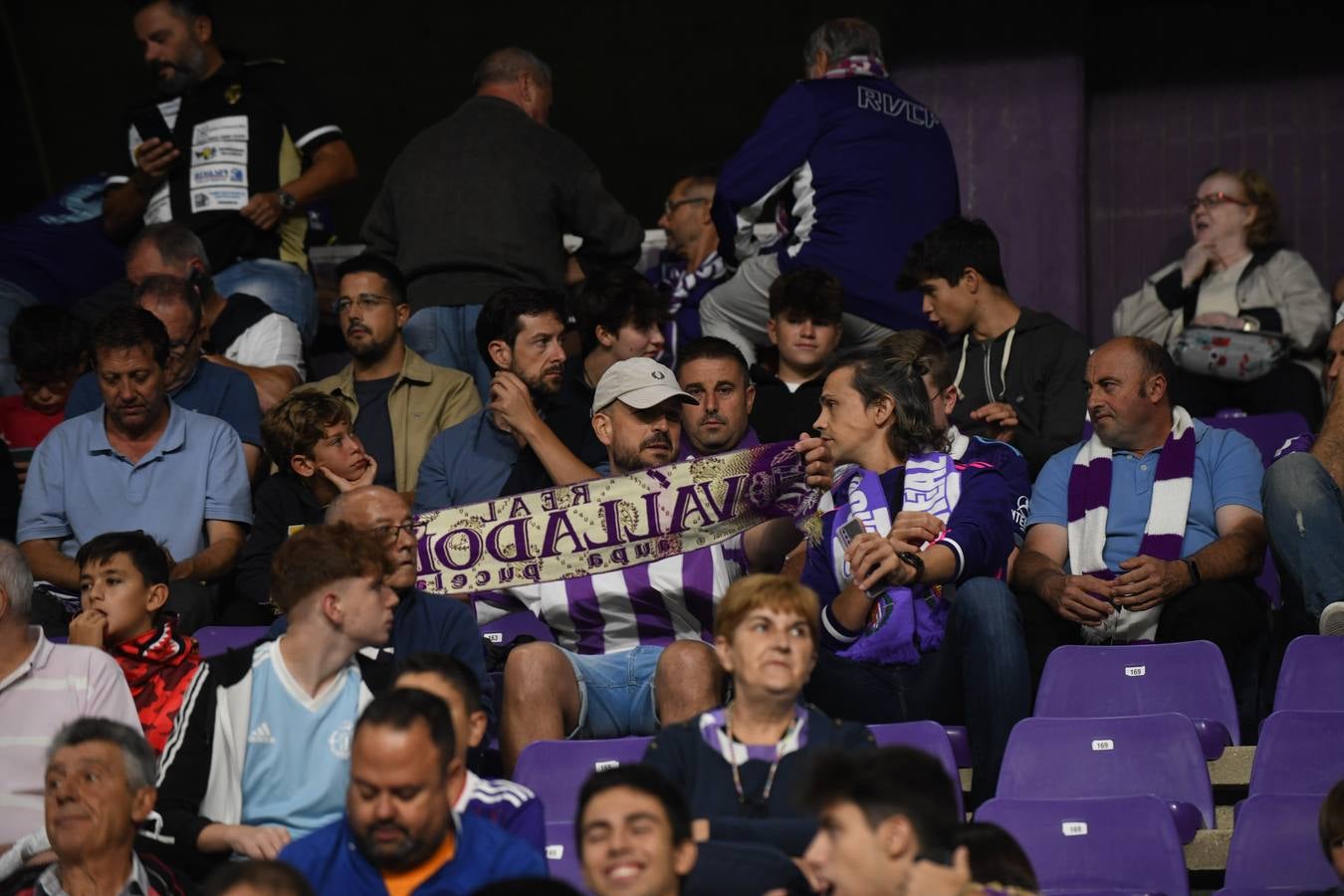 Fotos: Búscate en las fotos de la grada del Real Valladolid-Cádiz (1/4)