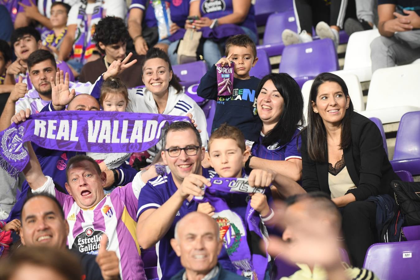 Fotos: Búscate en las fotos de la grada del Real Valladolid-Cádiz (1/4)