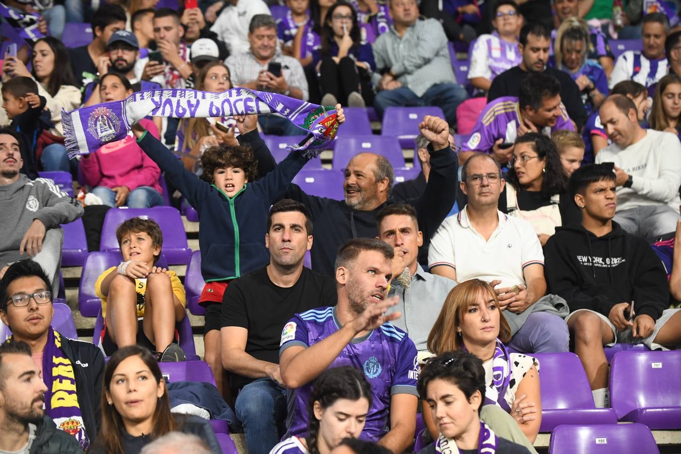 Fotos: Búscate en las fotos de la grada del Real Valladolid-Cádiz (1/4)