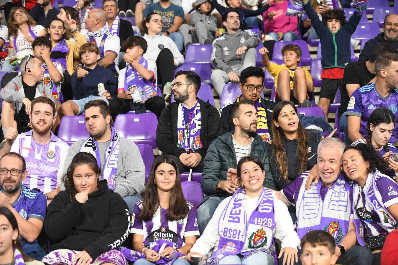 Fotos: Búscate en las fotos de la grada del Real Valladolid-Cádiz (1/4)