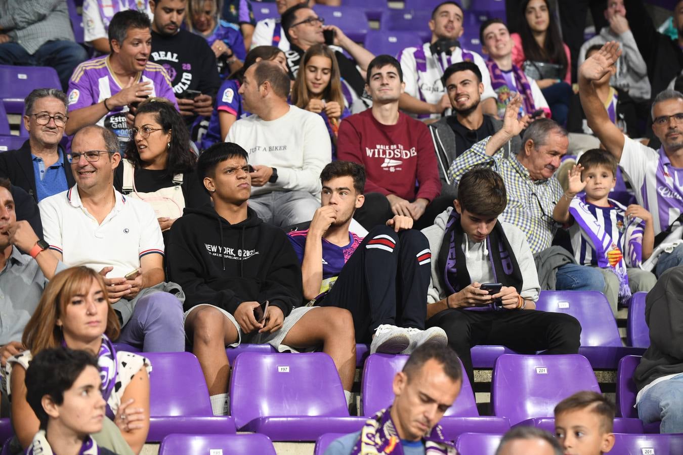 Fotos: Búscate en las fotos de la grada del Real Valladolid-Cádiz (1/4)