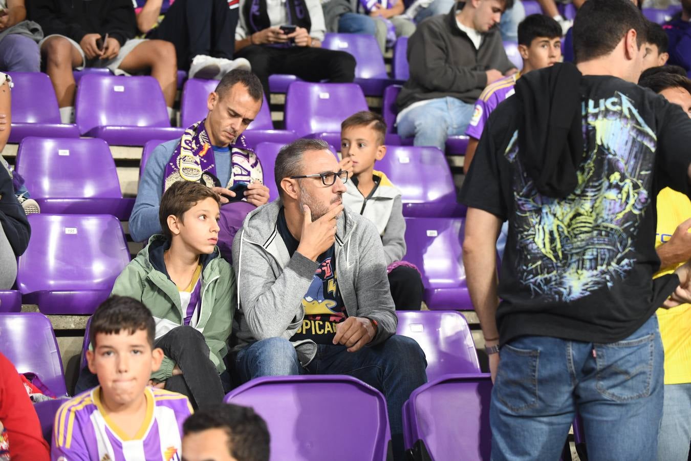 Fotos: Búscate en las fotos de la grada del Real Valladolid-Cádiz (1/4)