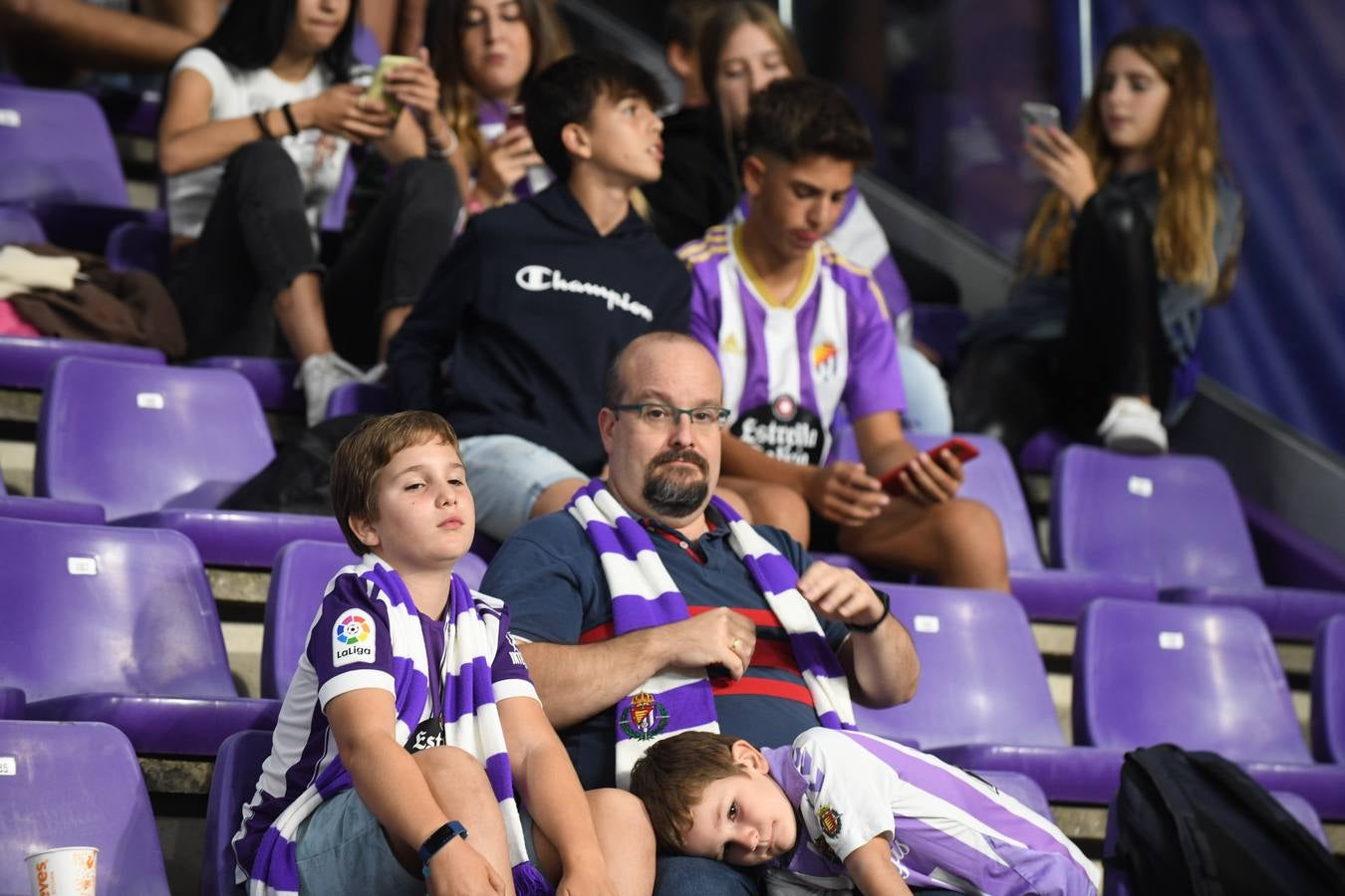 Fotos: Búscate en las fotos de la grada del Real Valladolid-Cádiz (2/4)