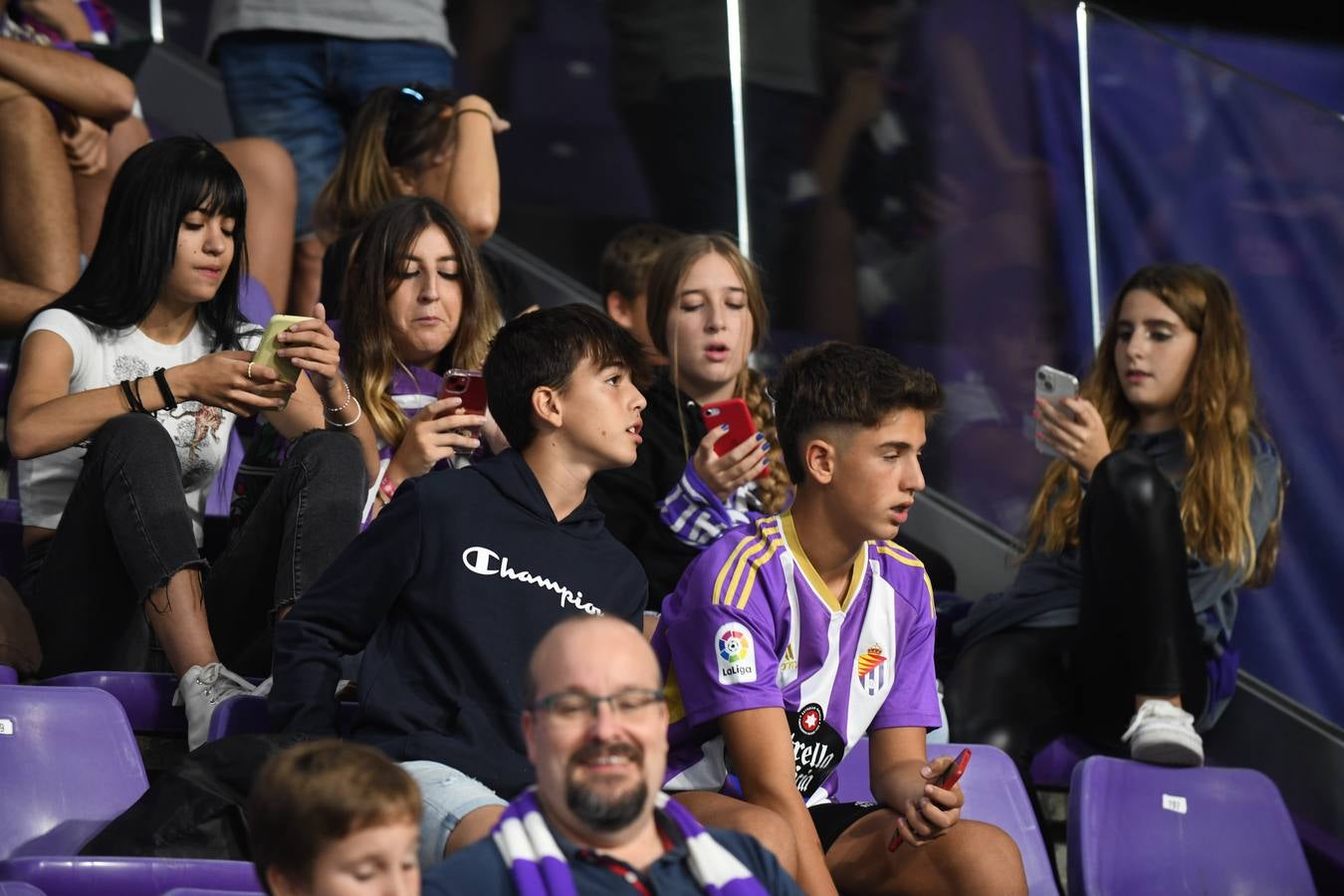 Fotos: Búscate en las fotos de la grada del Real Valladolid-Cádiz (2/4)