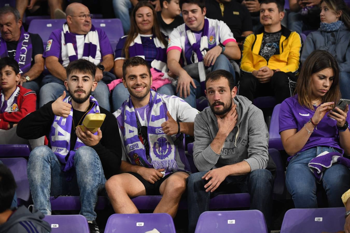 Fotos: Búscate en las fotos de la grada del Real Valladolid-Cádiz (2/4)