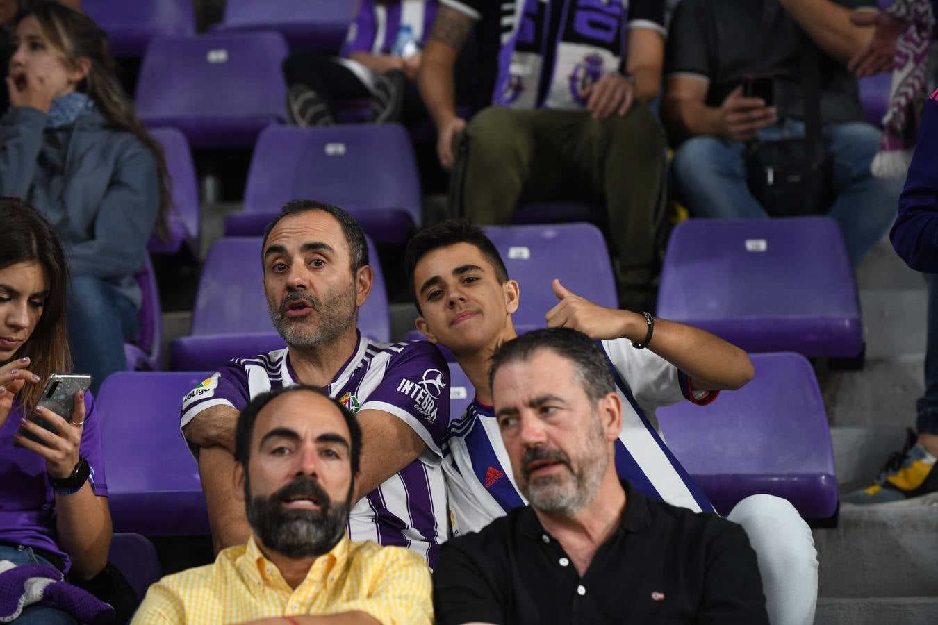 Fotos: Búscate en las fotos de la grada del Real Valladolid-Cádiz (2/4)