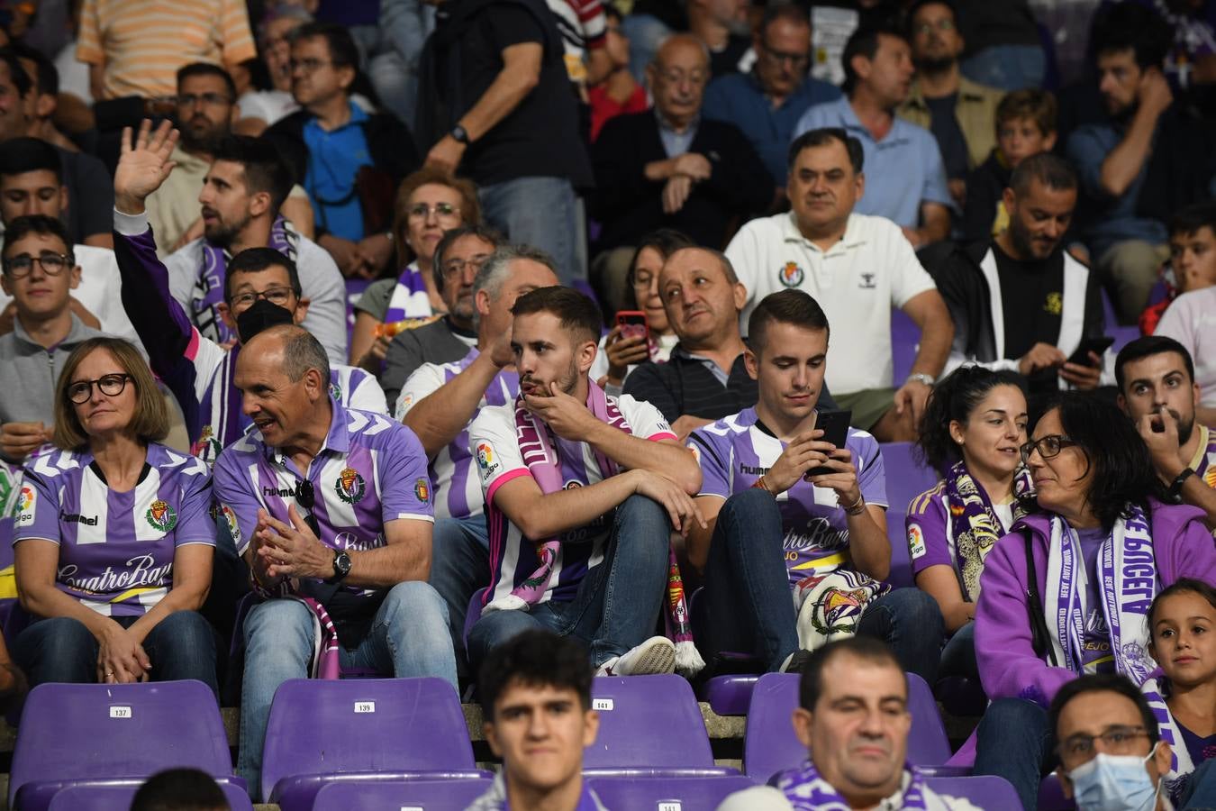 Fotos: Búscate en las fotos de la grada del Real Valladolid-Cádiz (2/4)