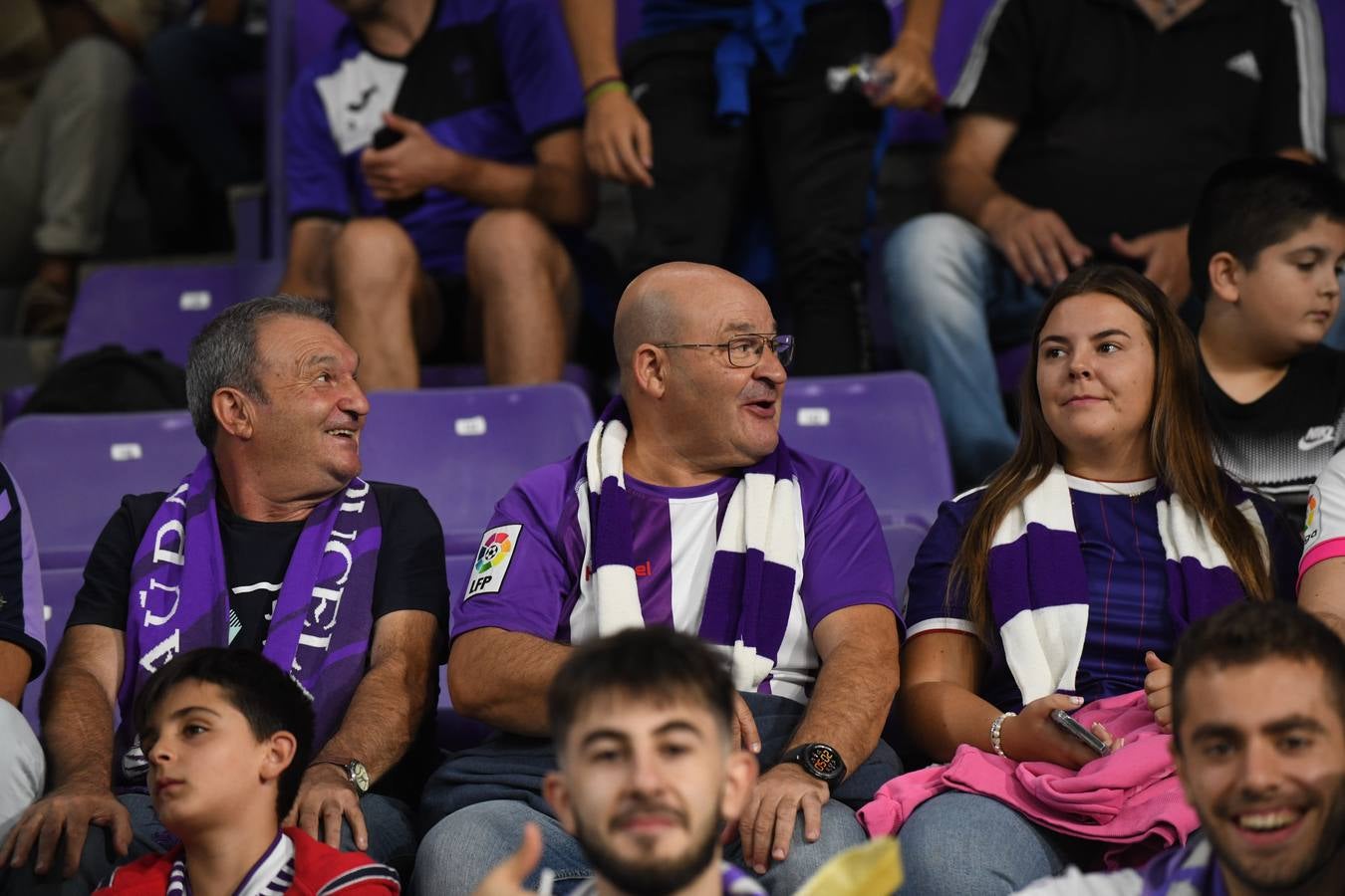 Fotos: Búscate en las fotos de la grada del Real Valladolid-Cádiz (2/4)