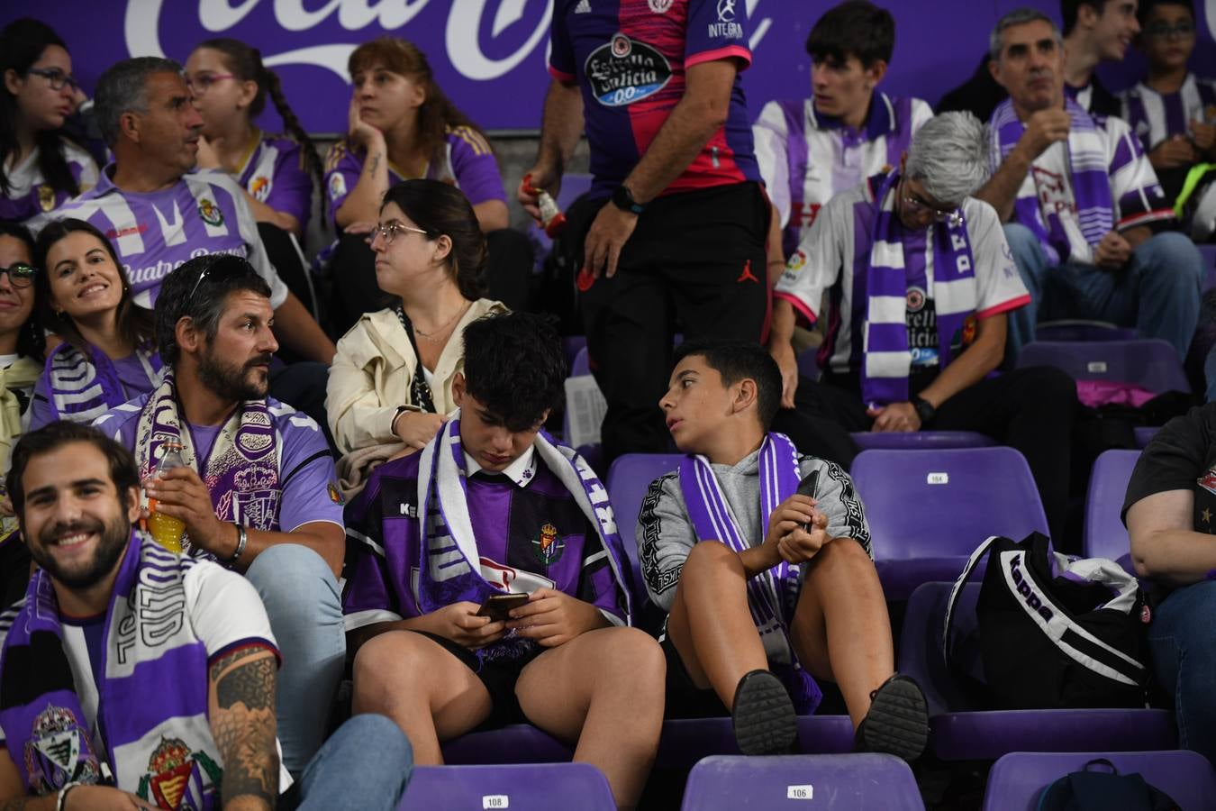 Fotos: Búscate en las fotos de la grada del Real Valladolid-Cádiz (2/4)