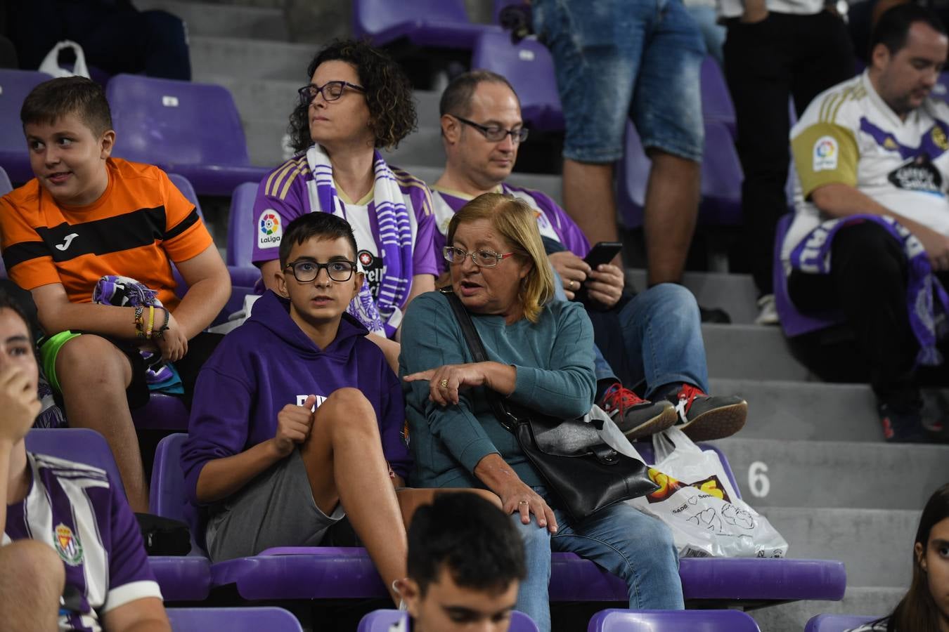 Fotos: Búscate en las fotos de la grada del Real Valladolid-Cádiz (3/4)