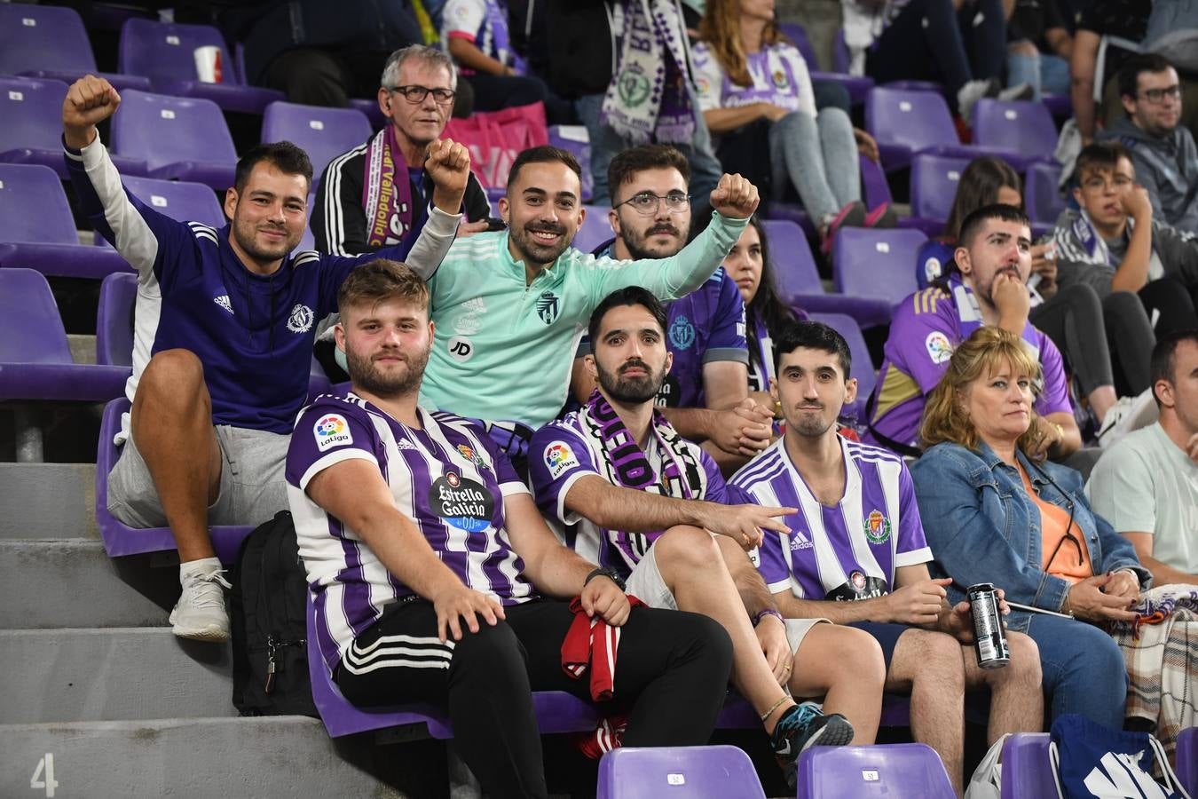 Fotos: Búscate en las fotos de la grada del Real Valladolid-Cádiz (3/4)