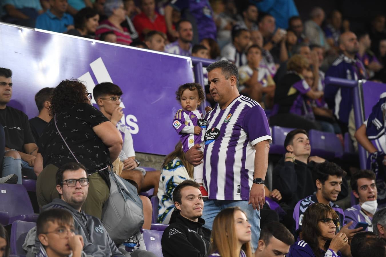 Fotos: Búscate en las fotos de la grada del Real Valladolid-Cádiz (3/4)