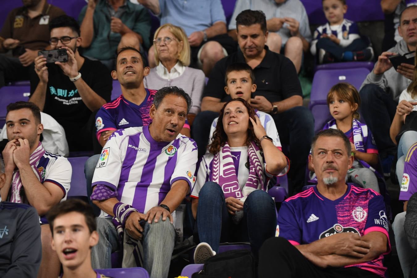 Fotos: Búscate en las fotos de la grada del Real Valladolid-Cádiz (3/4)