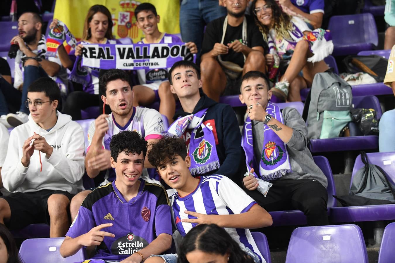 Fotos: Búscate en las fotos de la grada del Real Valladolid-Cádiz (4/4)