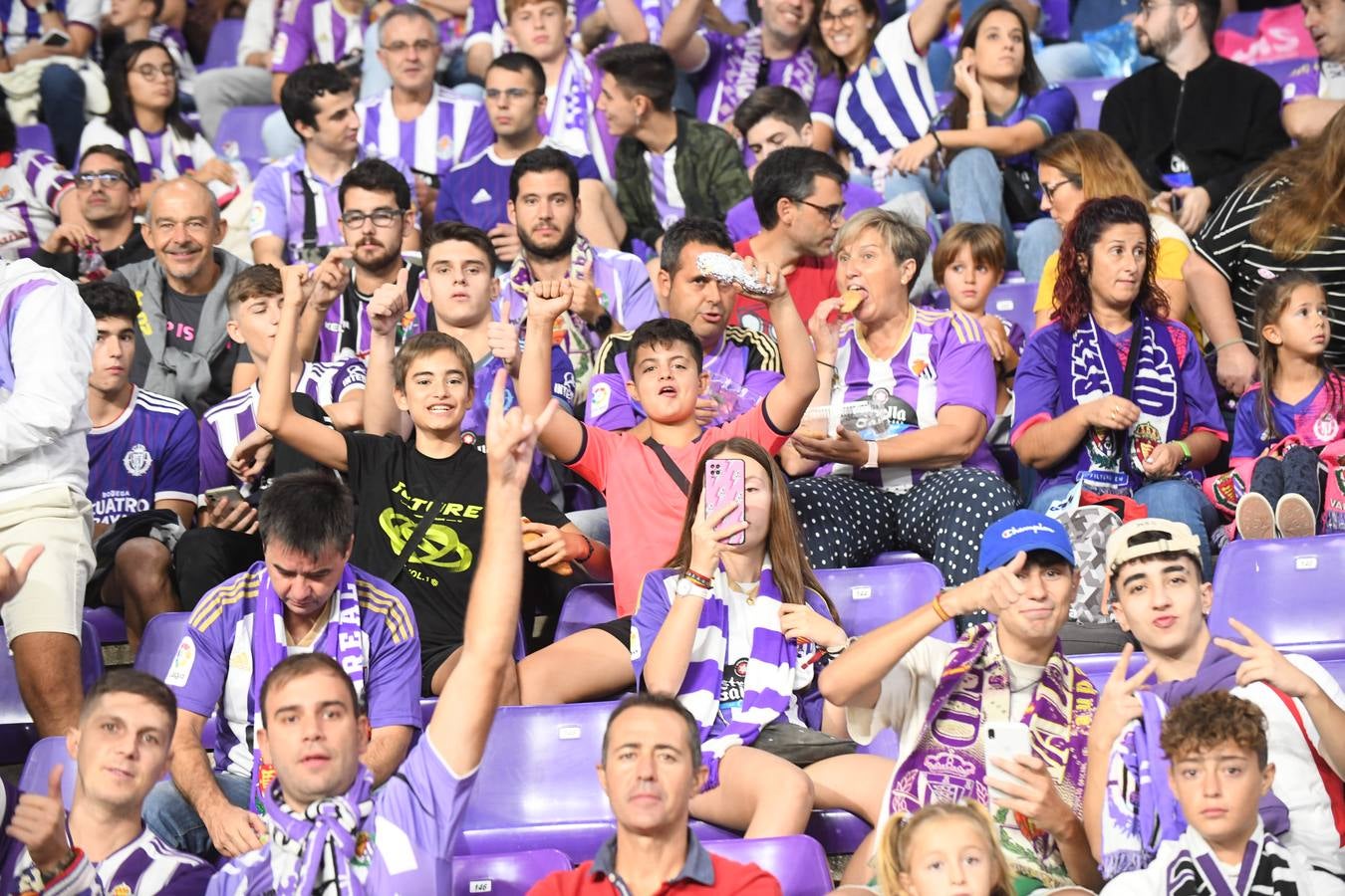 Fotos: Búscate en las fotos de la grada del Real Valladolid-Cádiz (4/4)