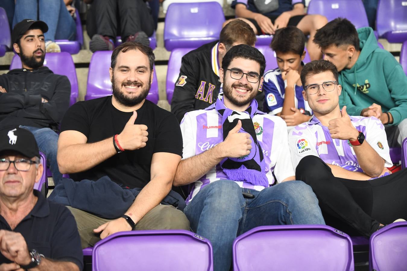 Fotos: Búscate en las fotos de la grada del Real Valladolid-Cádiz (4/4)