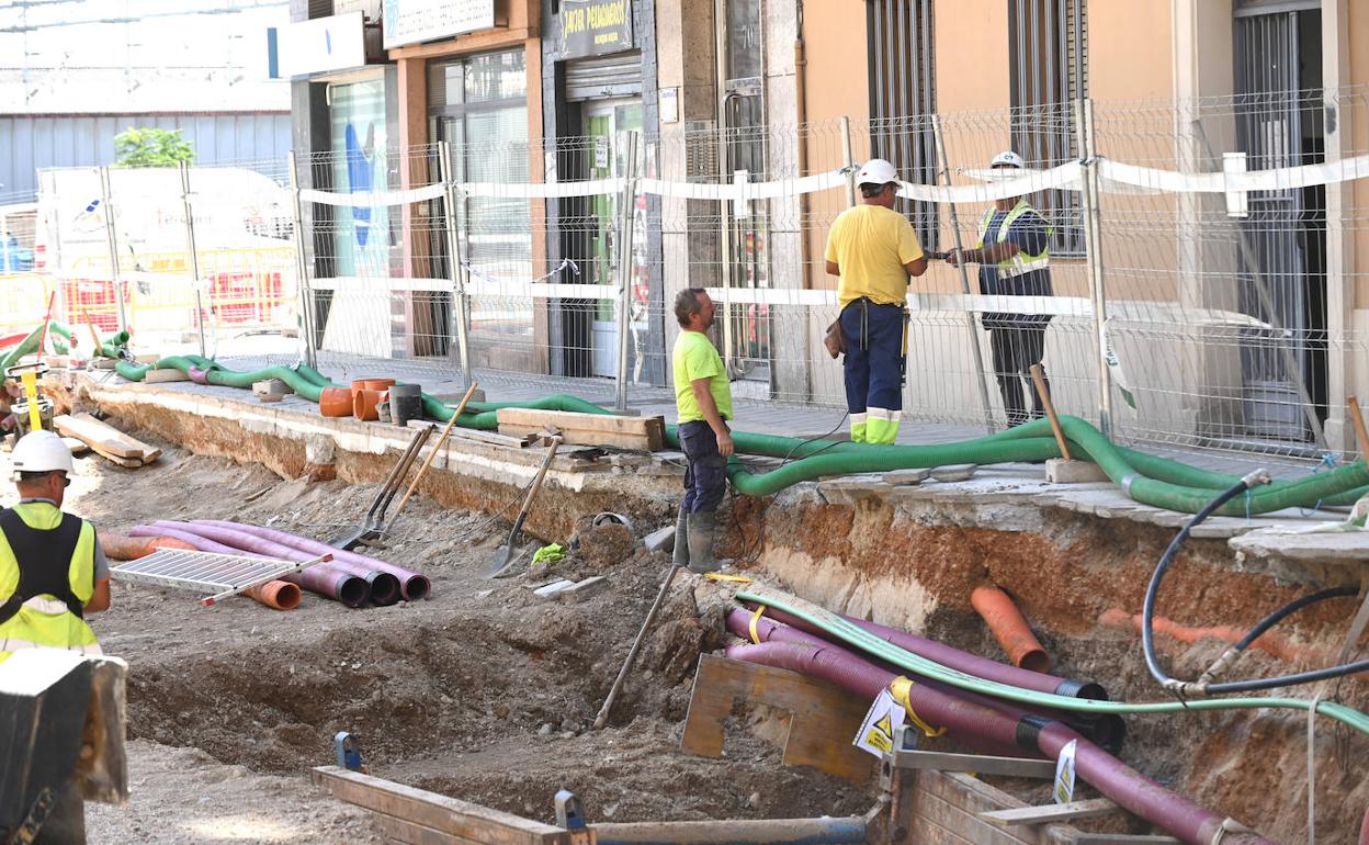 Operarios de la empresa adjudicataria trabajan en la zona afectada por el desprendimiento. 