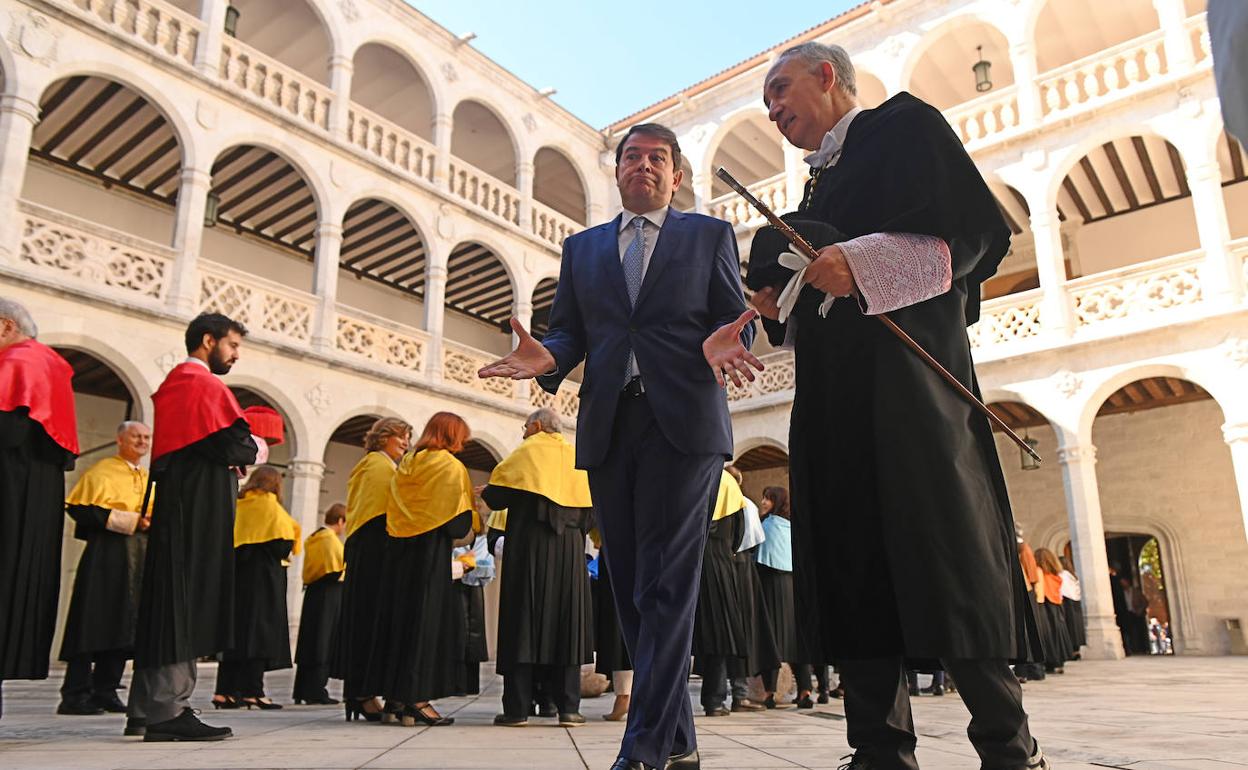 Fernández Mañueco y el rector de la UVA, Largo Cabrerizo, en la inauguración del curso. 