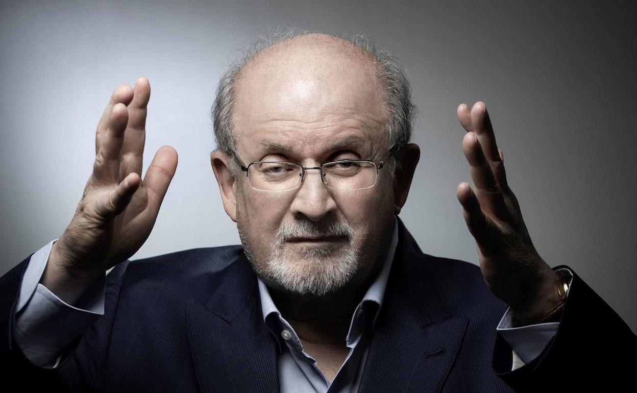 El escritor Salman Rushdie. 