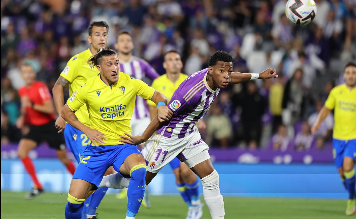 Gonzalo Plata, en una acción de ataque del Real Valladolid ante el Cádiz.