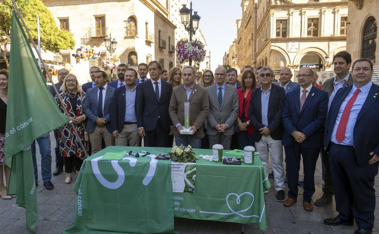 La Junta Provincial de la Asociación Española Contra el Cáncer en Salamanca celebra una concentración bajo el lema ''Haz de la lucha contra el cáncer tu bandera'' con la presencia, entre otros, de su presidente, Ángel Losada, el alcalde de Salamanca, Carlos García Carbayo, y el presidente de la Diputación Provincial, Javier Iglesias. 