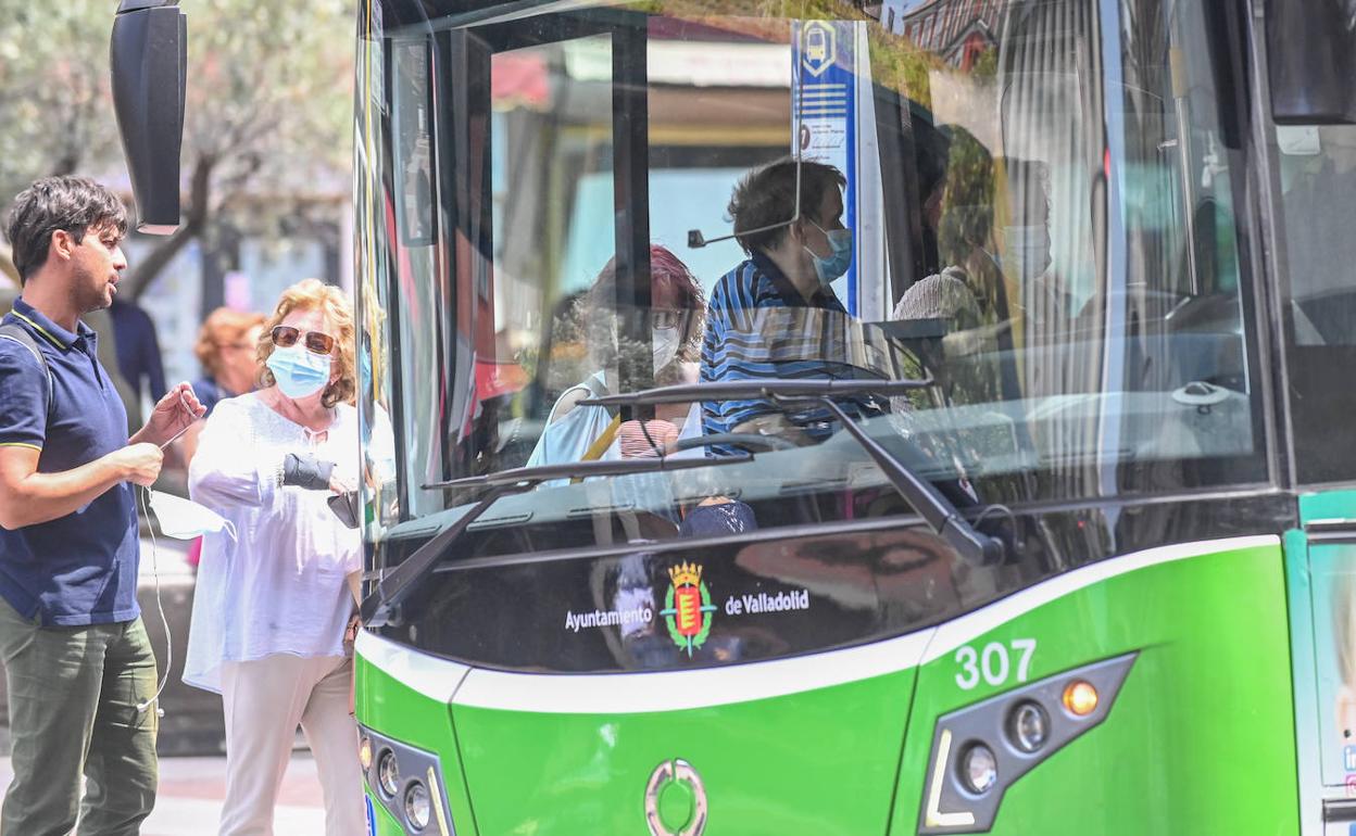 Pasajeros en un autobús urbano de Valladolid, con mascarilla. 