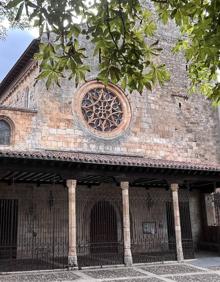 Imagen secundaria 2 - Arriba, Mari Carmen Subiñas, responsable de cocina del restaurante Tiky, de Covarrubias, posa con una olla podrida. Abajo, las casas típicas del municipio y la Colegiata de San Cosme y San Damián. 