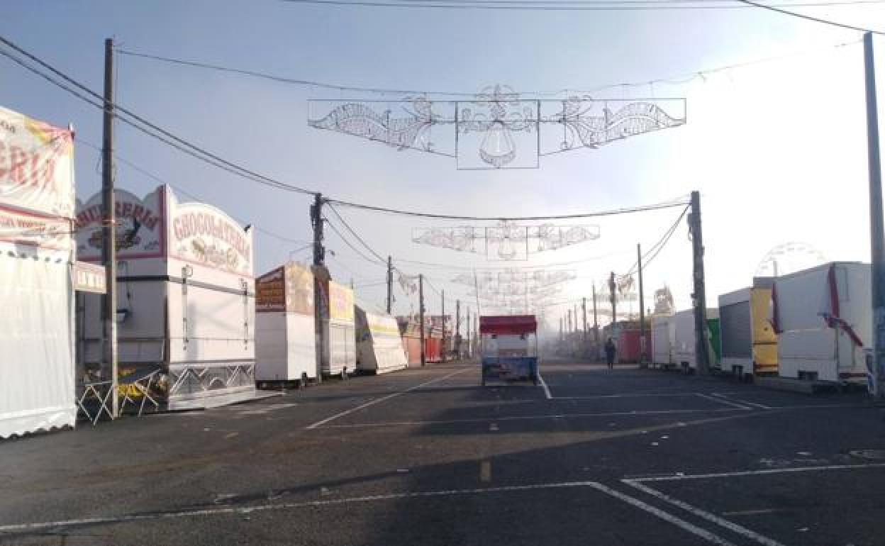 Atracciones y casetas en el recinto de las ferias.