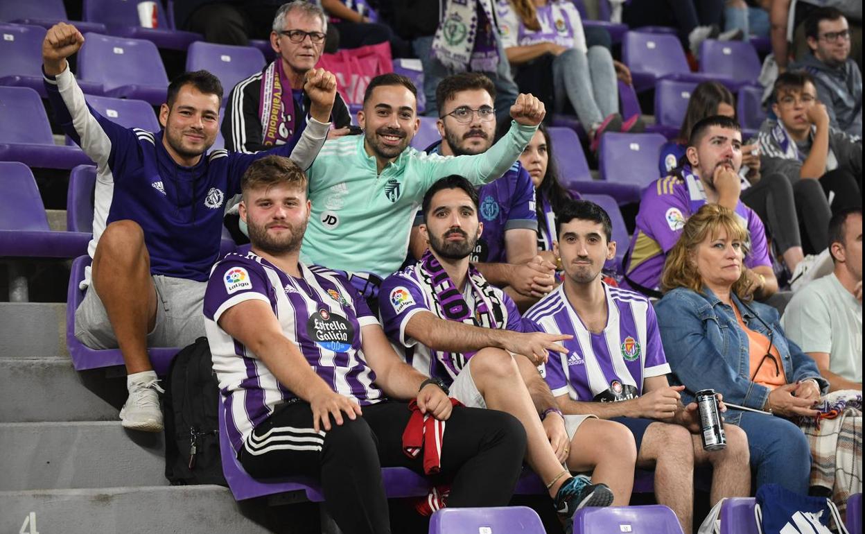 Fotos: búscate en la grada de Zorrilla en el partido entre el Real Valaldolid y el Cádiz