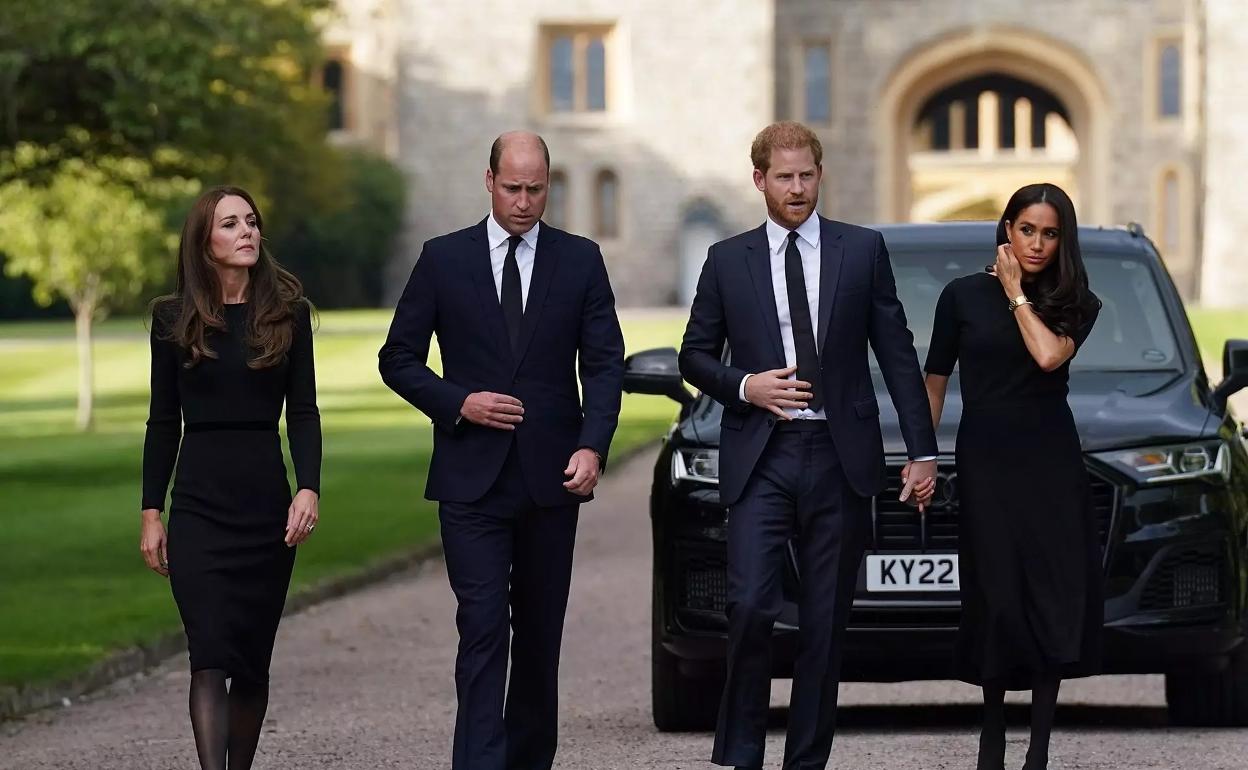 El Príncipe Harry, de la mano de su mujer Meghan Markle. 