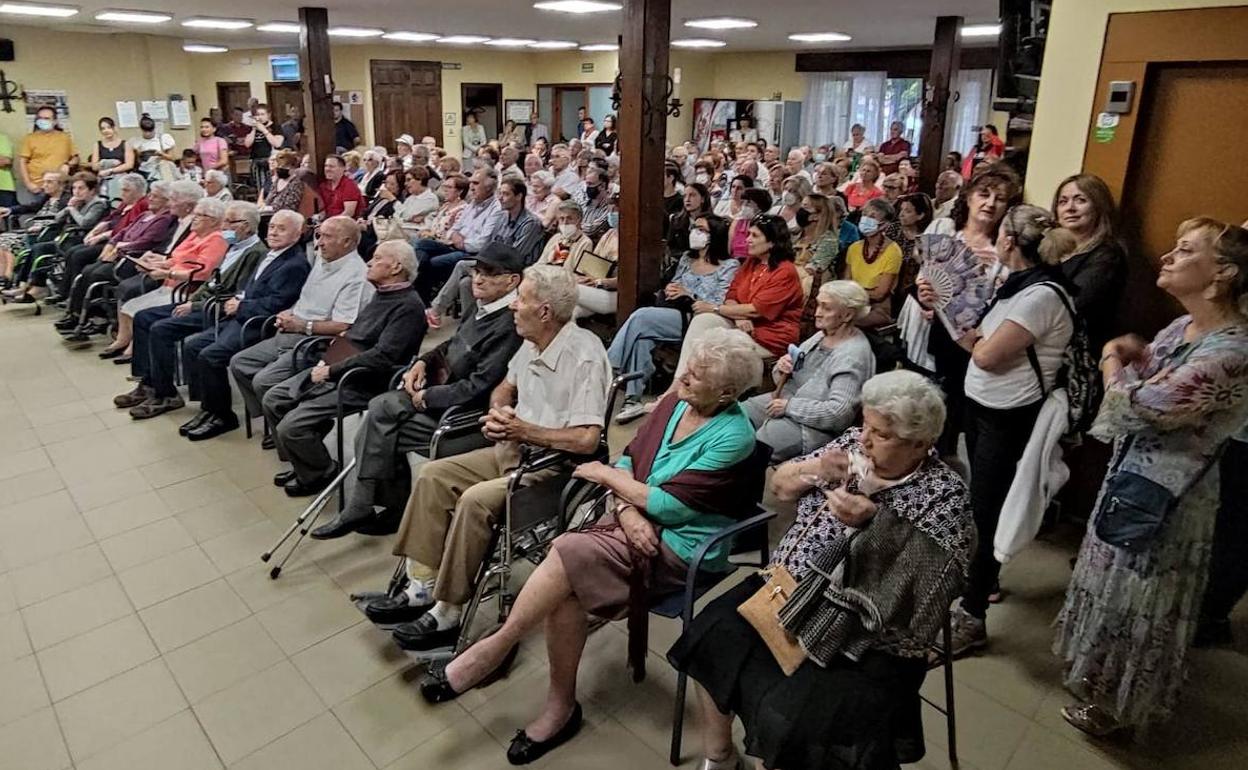 Mayores en el Centro de Día, durante el homenaje. 