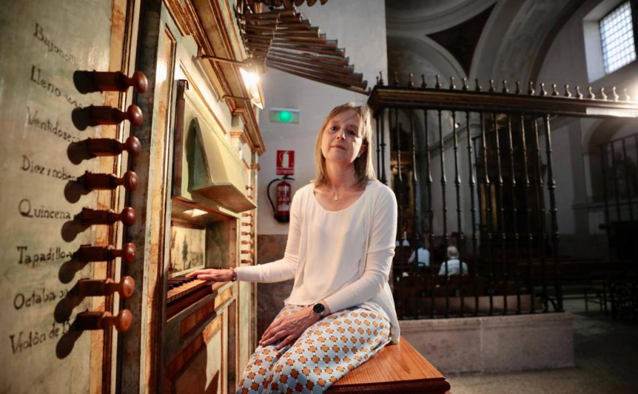 Mercedes Muñoz, en el órgano de la iglesia de San Andrés. 