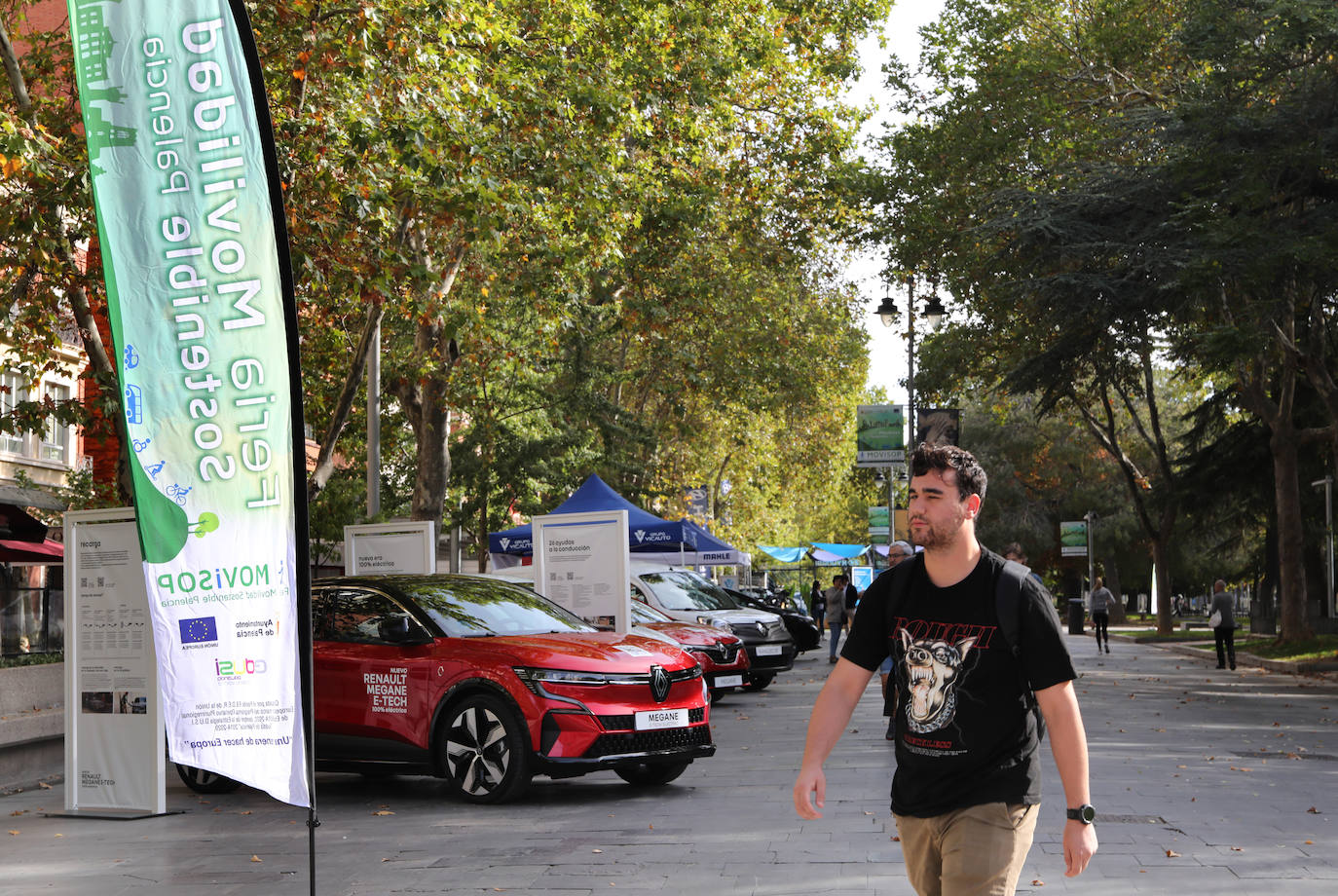 Veinte empresas muestran sus vehículos cero emisiones en el Parque del Salón y en la Calle Mayor para concienciar a los palentinos de la necesidad de cuidar el planeta