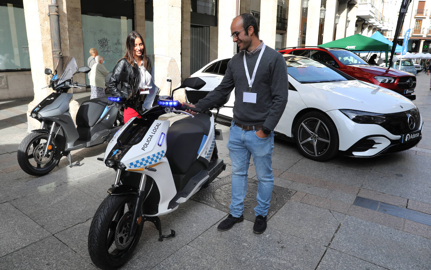 Veinte empresas muestran sus vehículos cero emisiones en el Parque del Salón y en la Calle Mayor para concienciar a los palentinos de la necesidad de cuidar el planeta