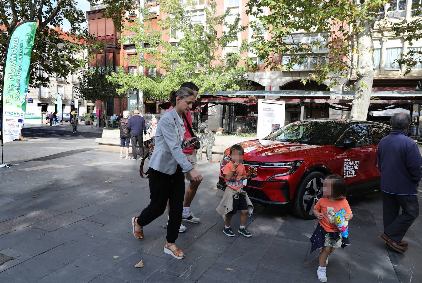 Veinte empresas muestran sus vehículos cero emisiones en el Parque del Salón y en la Calle Mayor para concienciar a los palentinos de la necesidad de cuidar el planeta