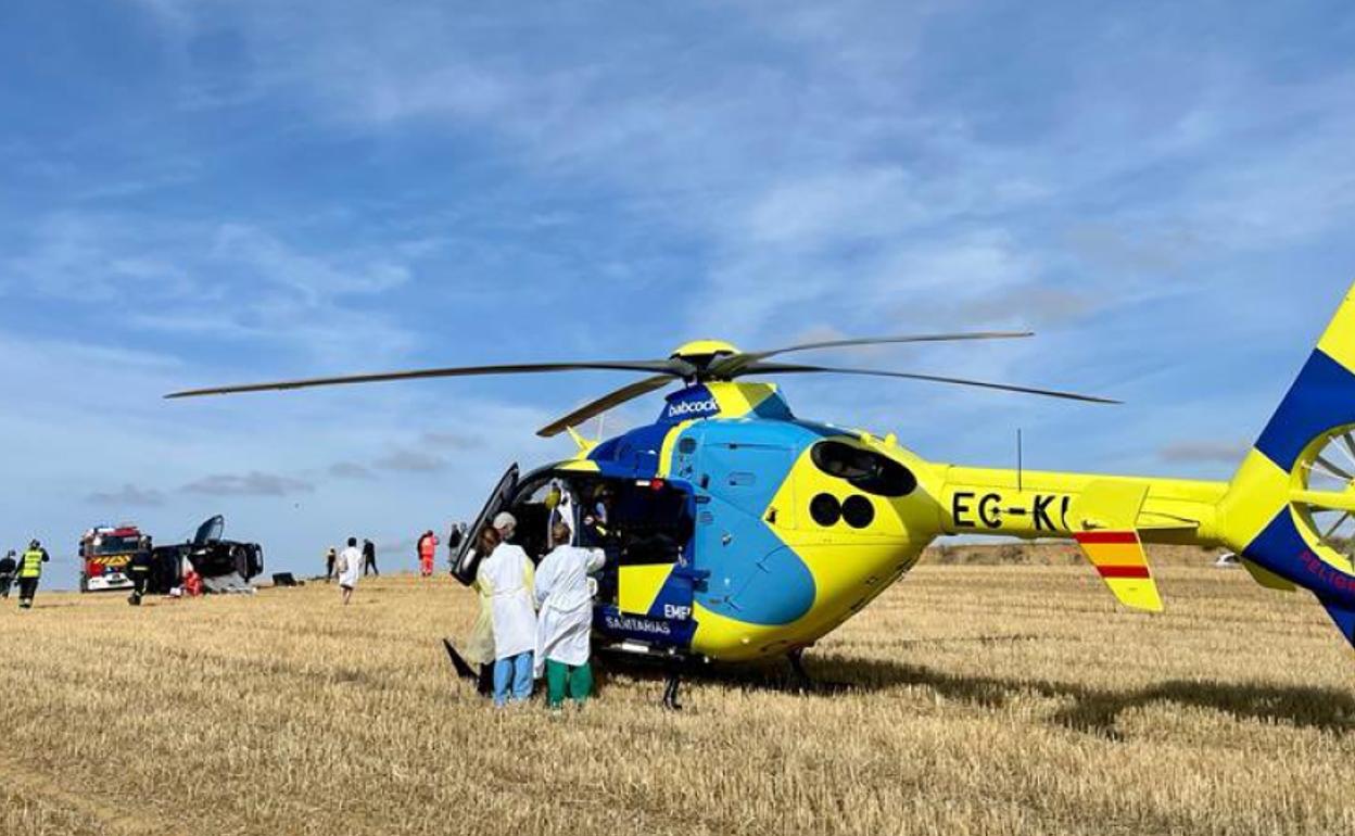 Intervención de los servicios de emergencias en el lugar del accidente. 