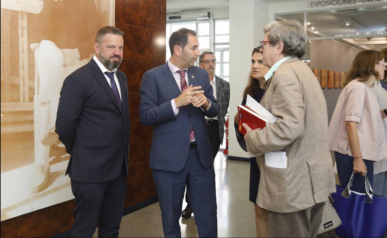 Juan Guardiola, a la izquierda, junto al alcalde, que conversa con el museólogo y crítico de arte Juan Manuel Bonet, este viernes en la Fundación Caneja al término de la reunión del patronato. 