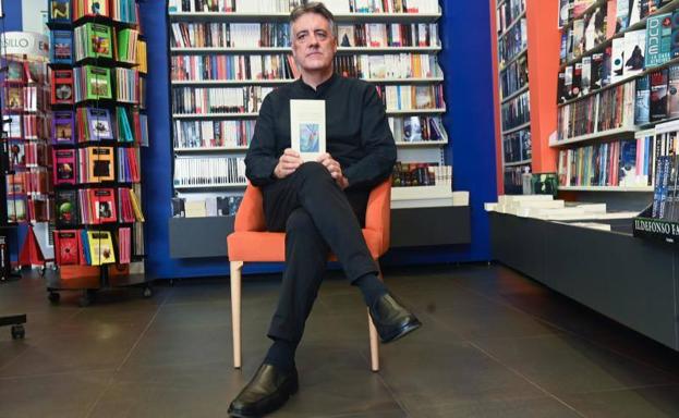 Diego Fernández Magdaleno muestra su último libro.