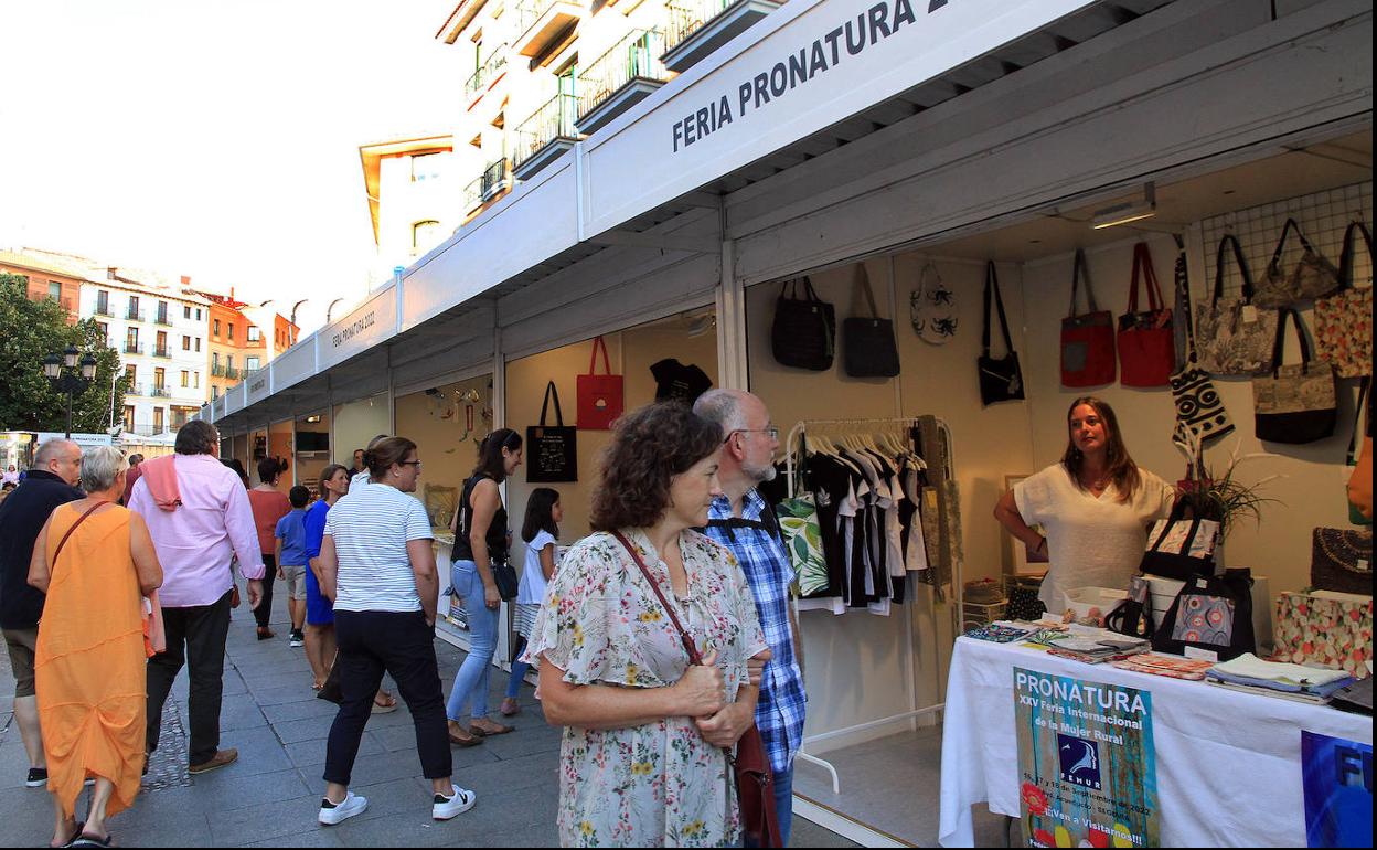 Multitud de personas visitaron los expositores de Pronatura en el primer día.